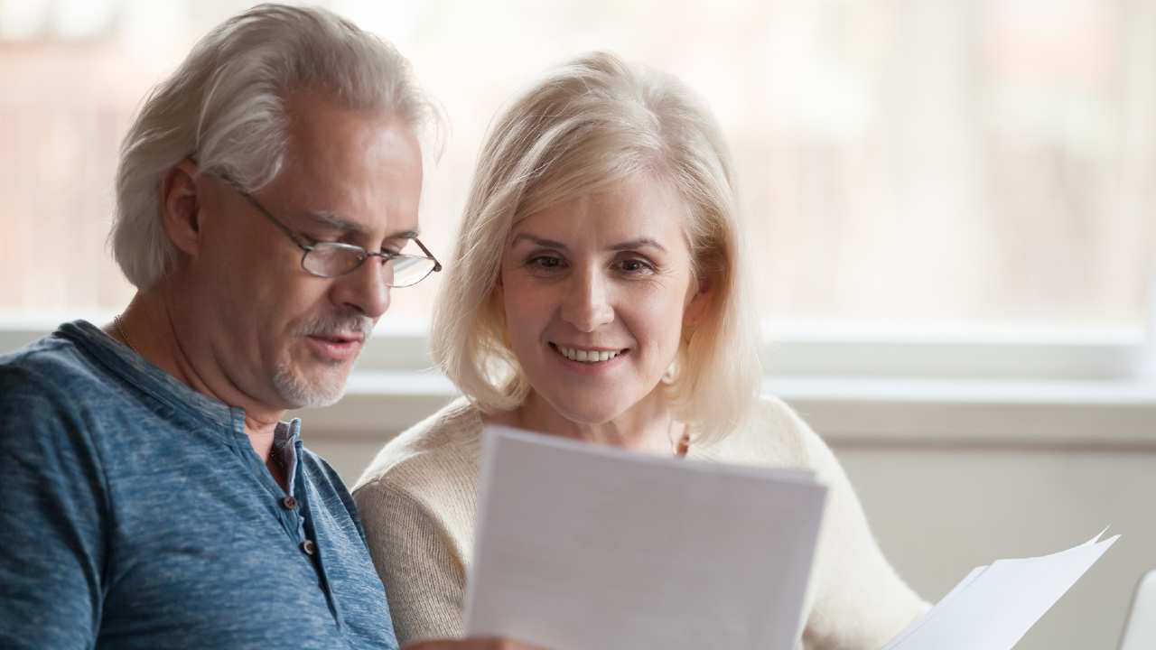 Pensionati che controllano il conto