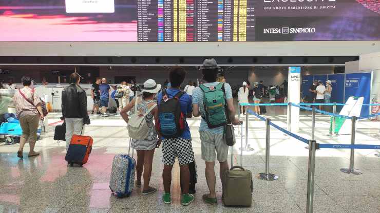 persone in aeroporto