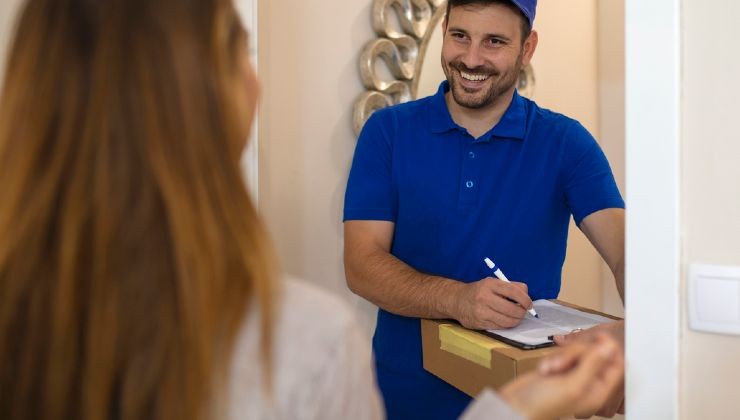Postino con raccomandata 