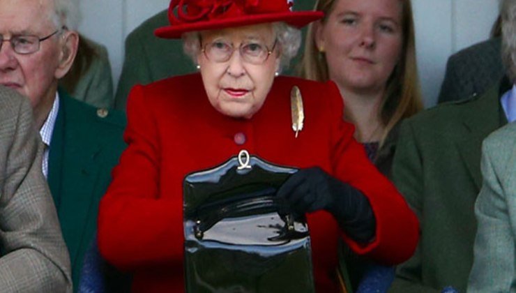 Regina Elisabetta con borsa nera