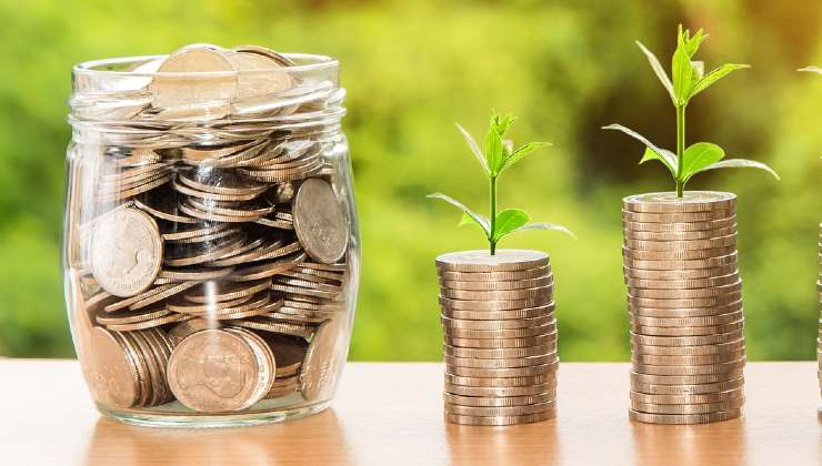 Salvadanaio con i soldi 