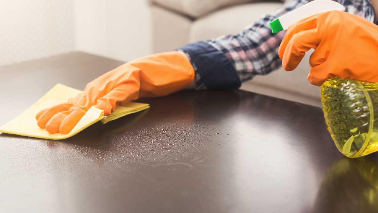 Spray naturale per i mobili in legno