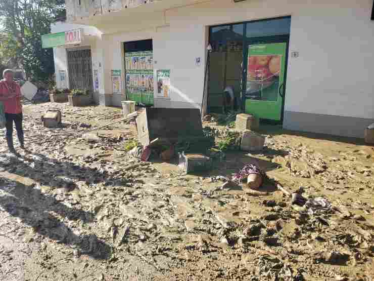 strada coperta di fango