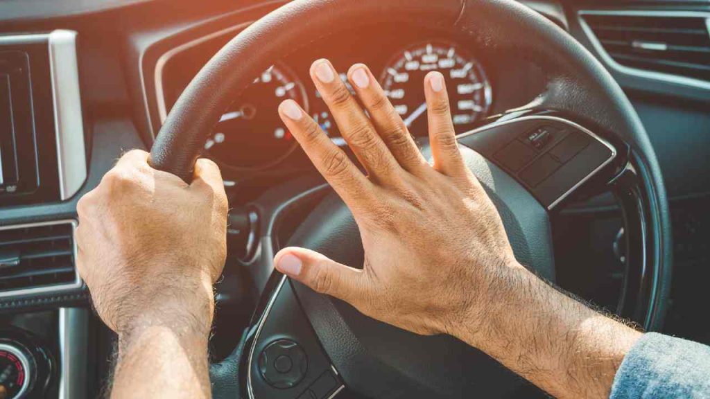 Clacson, tra poco nuovo limite in strada la multa è pesantissima