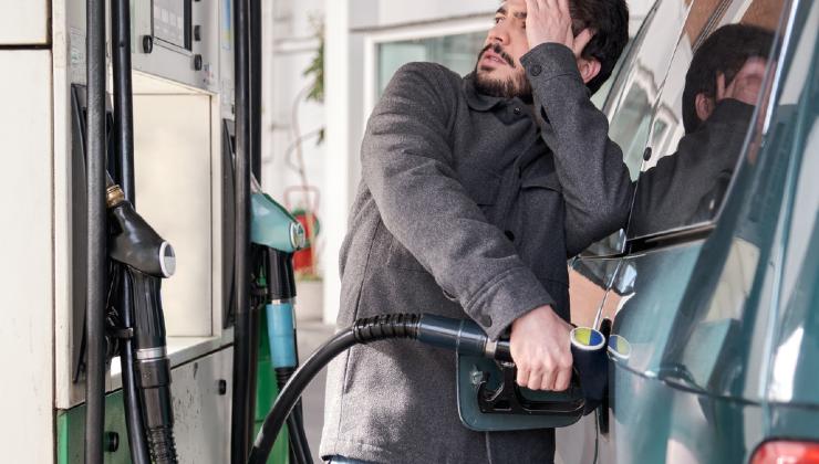 Uomo preoccupato per la benzina 