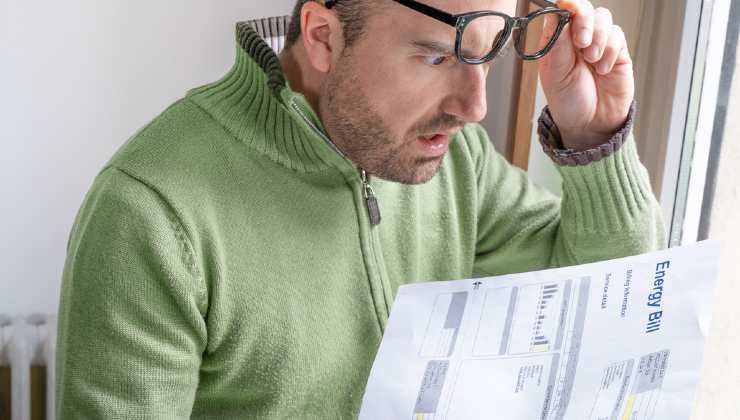 Uomo sconvolto per le bollette 