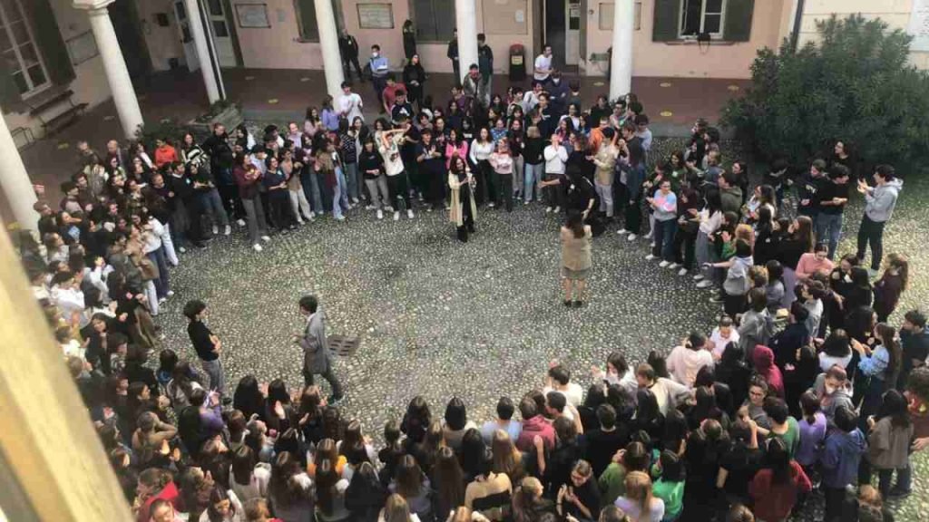 Brescia Studenti Contro La Nuova Preside Per Il Comportamento Con Il 