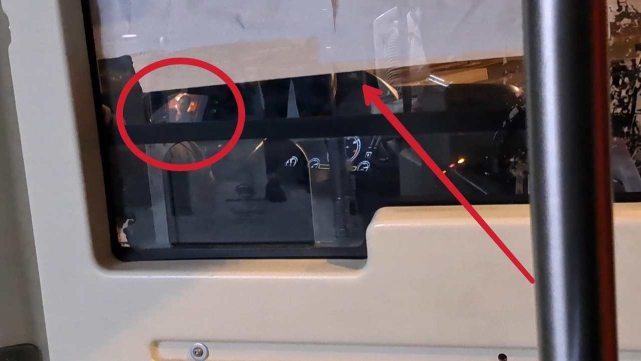 Autista autubus beccato a guardare un video mentre guidava