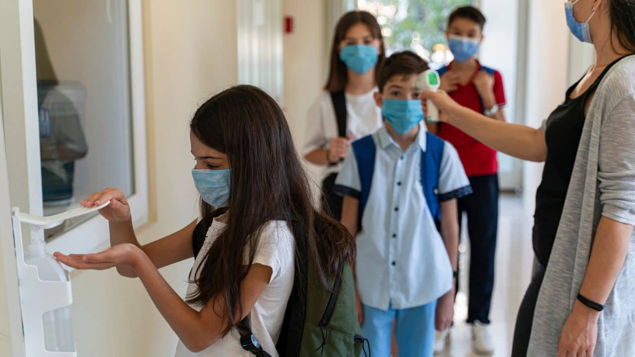 Bambini a scuola con mascherine