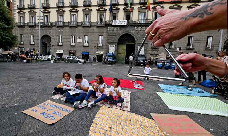 Bambini che manifestano dinanzi al municipio a Napoli