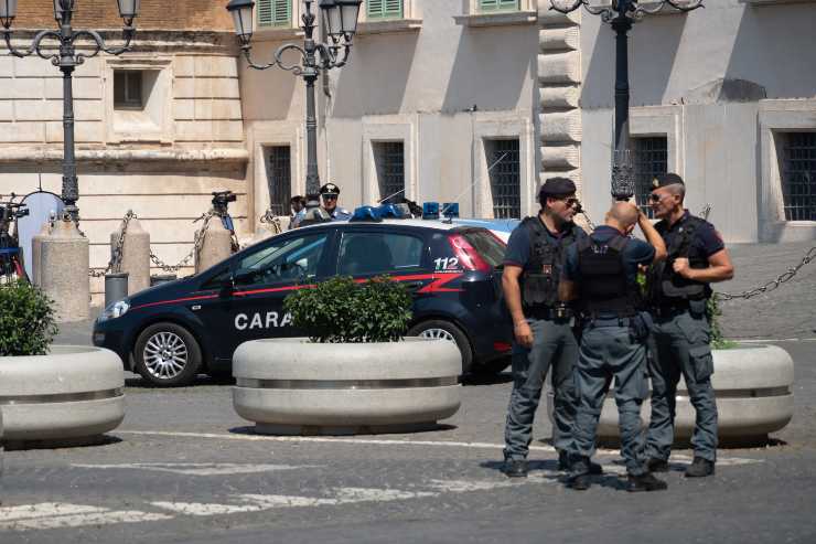Carabinieri che indagano