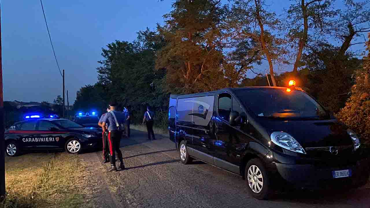 Carabinieri sulla scena del delitto