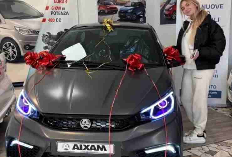 Chanel Totti con la sua nuova Minicar