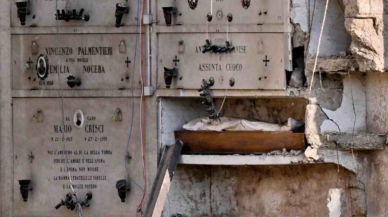 Cimitero crollato