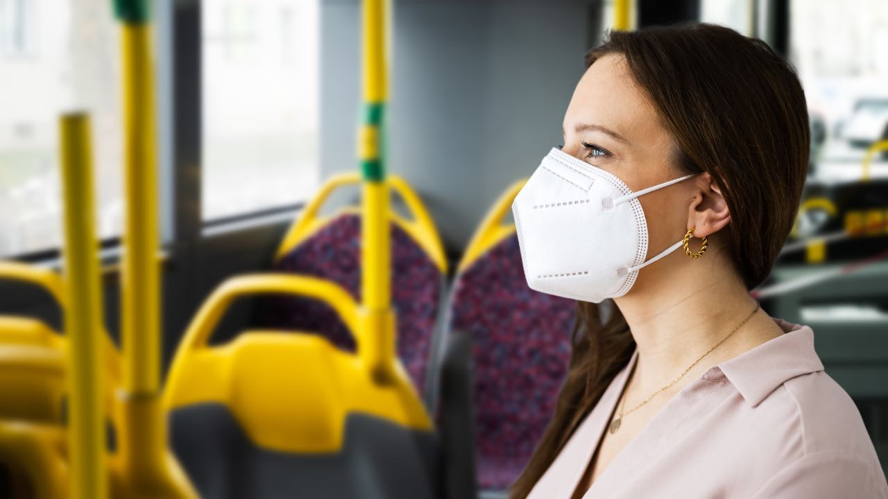 Donna con la mascherina in autobus