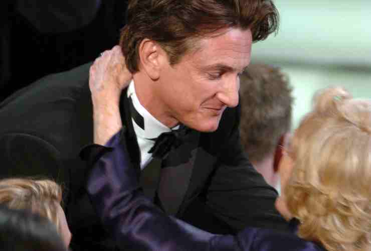 Eileen abbraccia il figlio