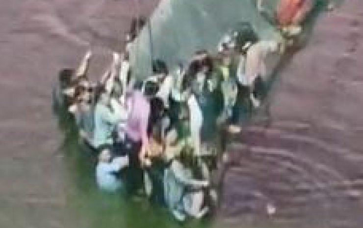 Gente in acqua a causa del crollo del ponte