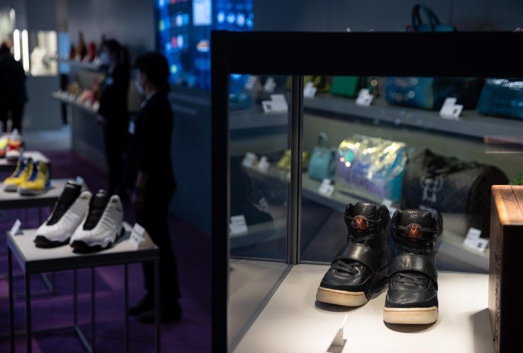 Kanye West 'Grammy Worn'