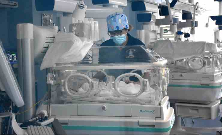 La bambina in incubatrice