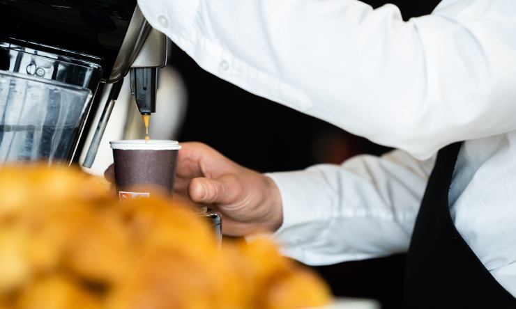 Lavoratore in un bar a nero