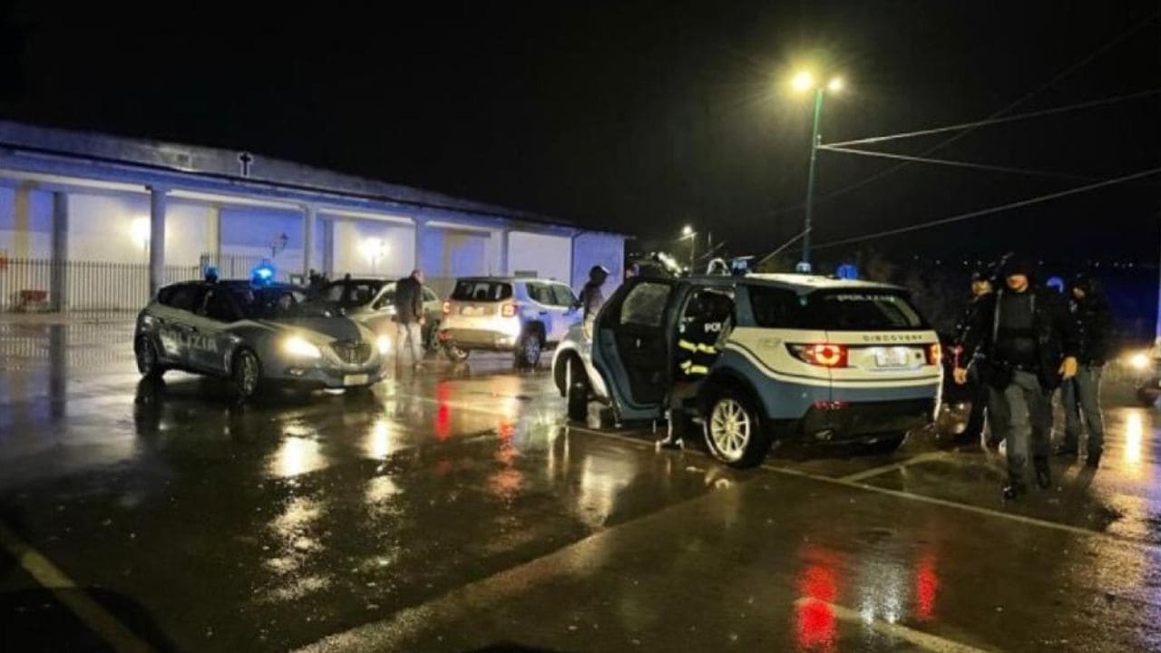 Le auto della polizia al cimitero di Cesinali