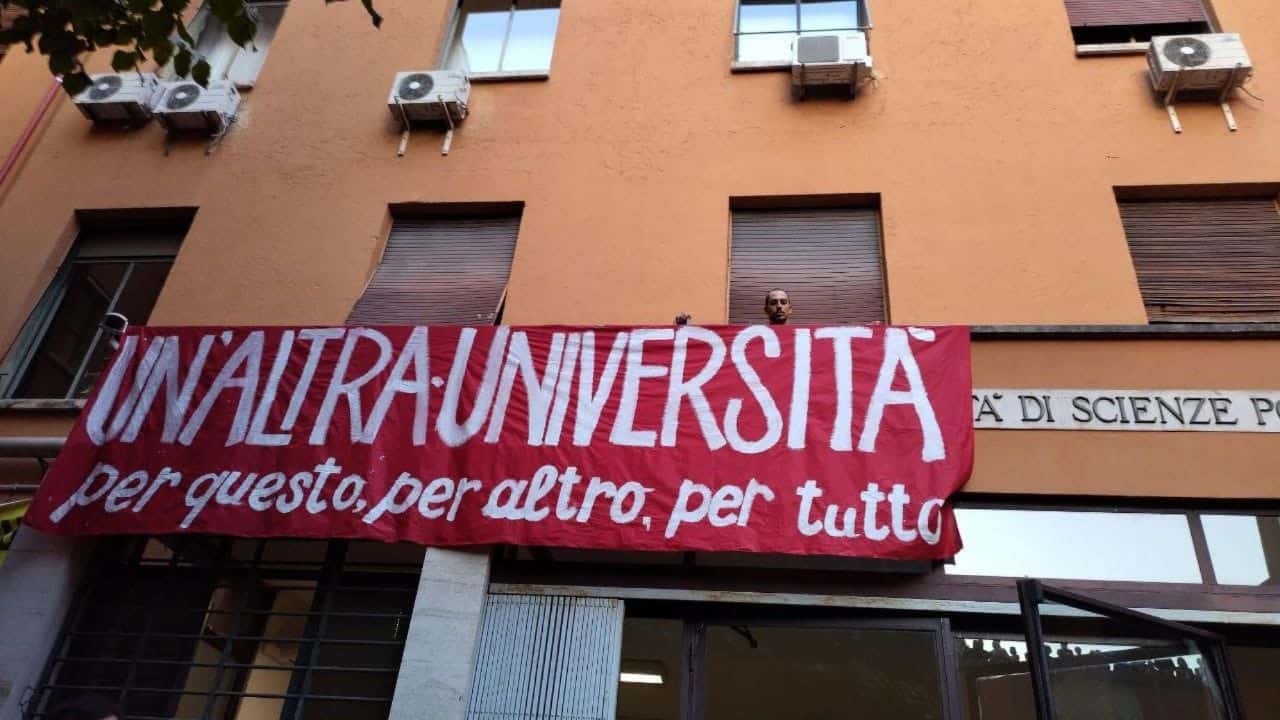 Lo striscione appeso dai ragazzi di Scienze Politiche