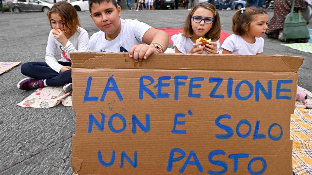 Manifestazione a Napoli per la mancata refezione