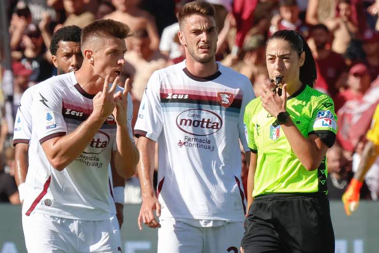 Maria Sole Ferrieri Caputi assegna il calcio di rigore