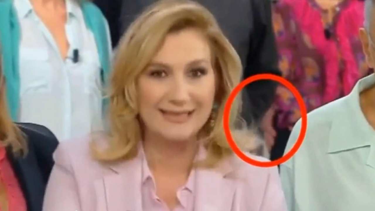 Memo Remigi, palpatina a Jessica Morlacchi