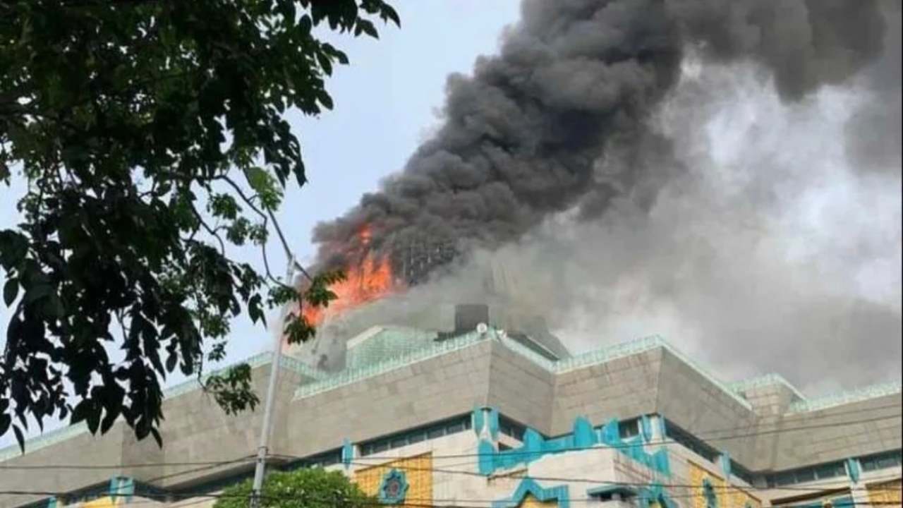 Moschea islamica in fiamme