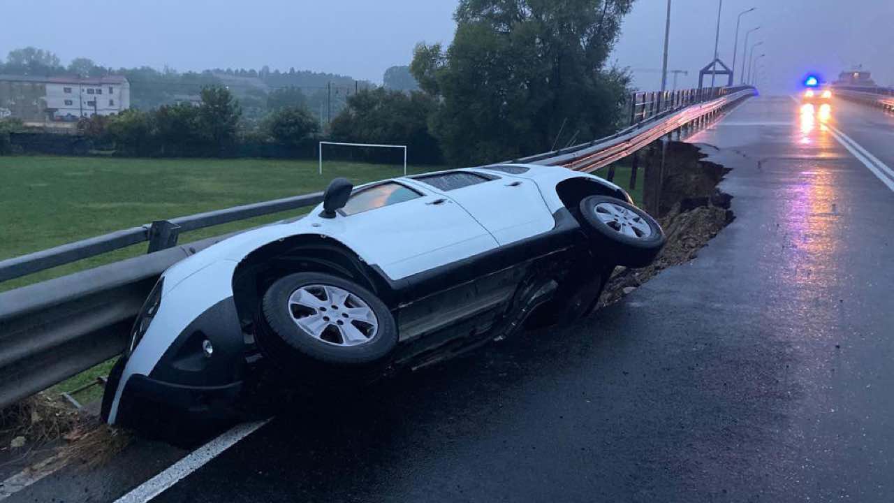 Novara, auto incastrata nel cavalcavia