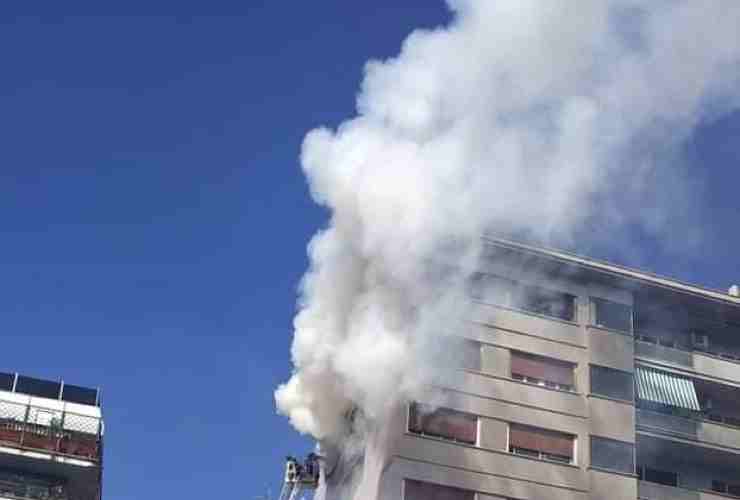 Palazzo in fiamme al Quartiere Africano