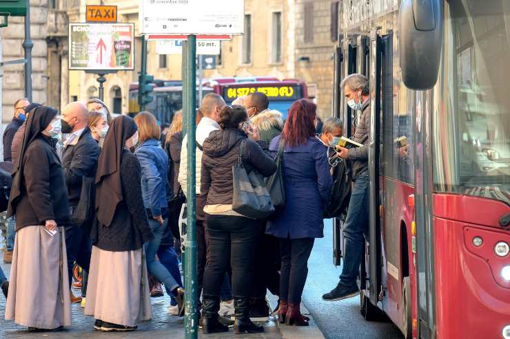 Passeggeri alla fermata dell'autobus