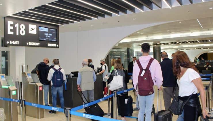 Passeggeri all'aeroporto verso Cagliari