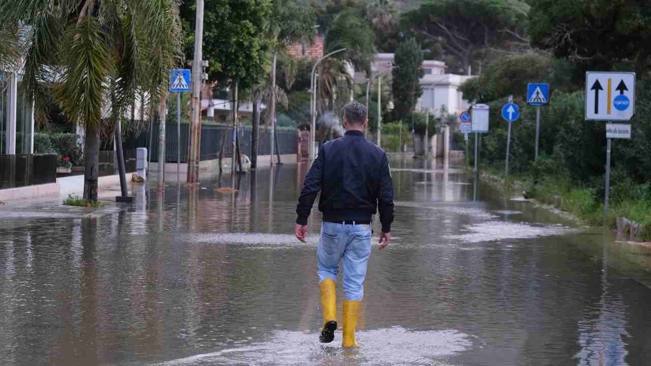 Persona in strada allagata