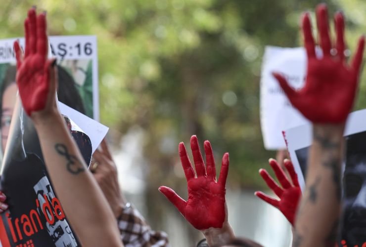 Proteste in Iran fuori al consolato 