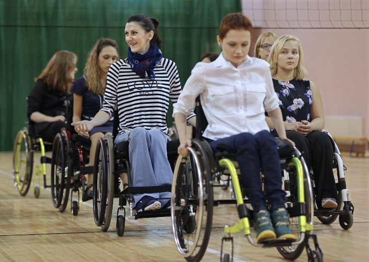 Ragazze in sedia a rotelle