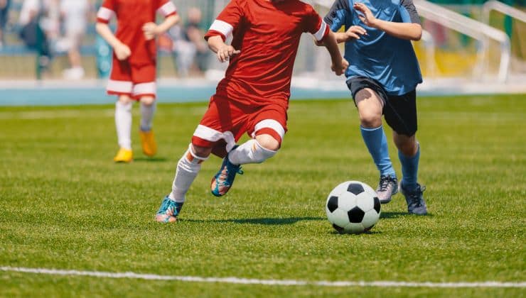 Ragazzi che giocano a calcetto