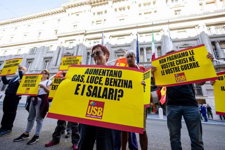 Roma, manifestazione contro caro bollette