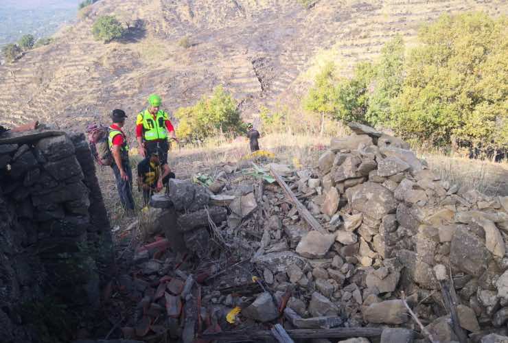 Soccorritori a lavoro per cercare i corpi