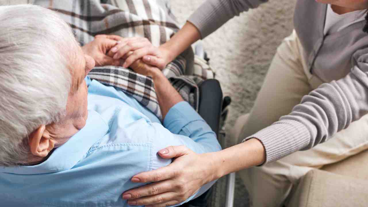 Uomo anziano con badante