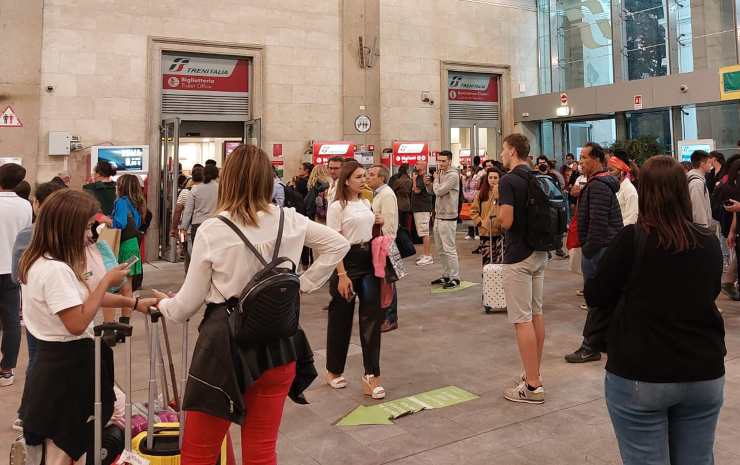 Viaggiatori fermi alla stazione