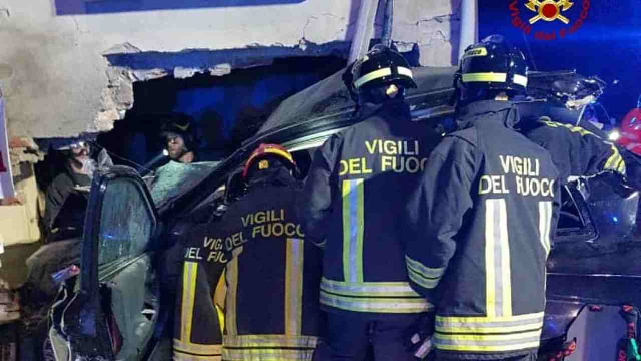 Vigili del Fuoco presso la casa colpita