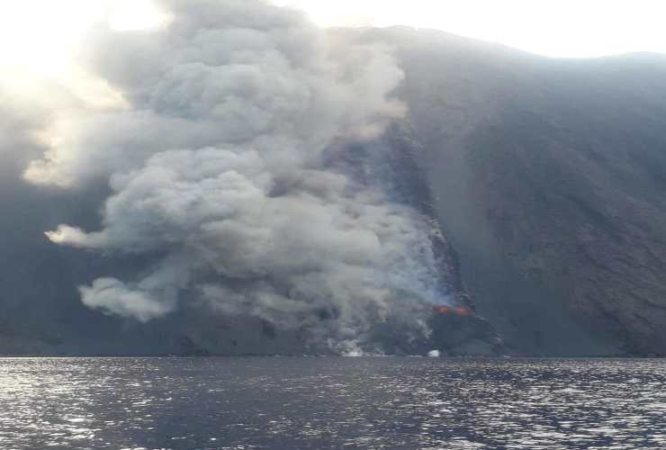 Stromboli: eruzione in corso, flusso lavico sulla sciara