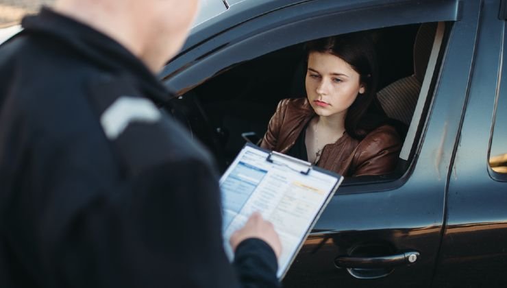 Agente che mette una multa