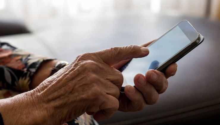 Anziana controlla il conto corrente 