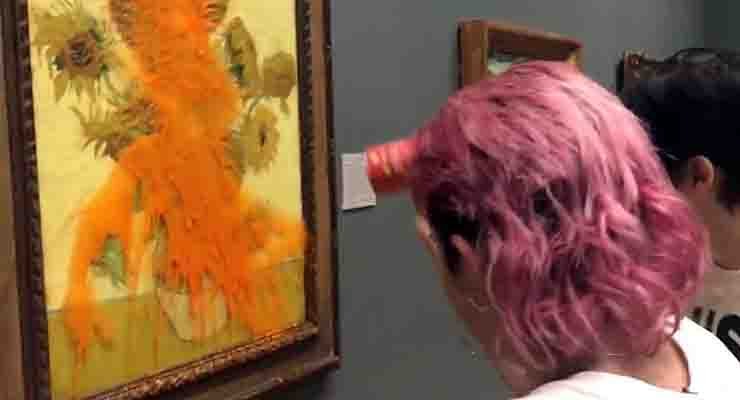Attiviste lanciano salsa di pomodoro sul Van Gogh