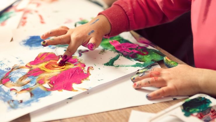 Bambino gioca all'asilo 