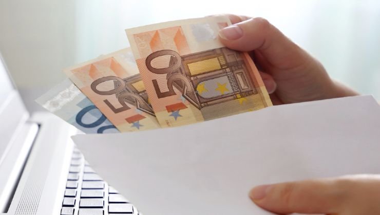 Bonus e soldi per gli italiani