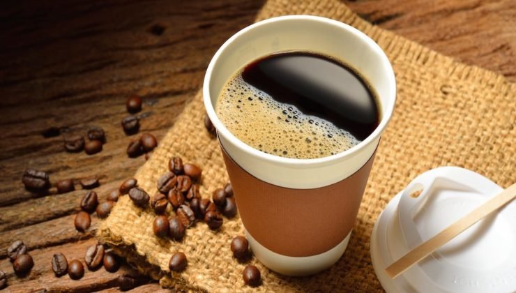 Caffè: ecco perché è pericoloso consumarlo in bicchierini di plastica